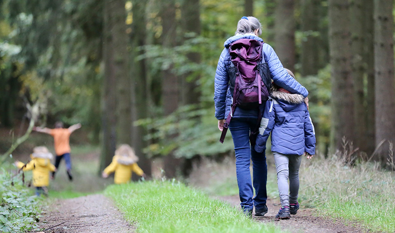 Hacer ejercicio de forma habitual promueve hábitos de vida saludable.